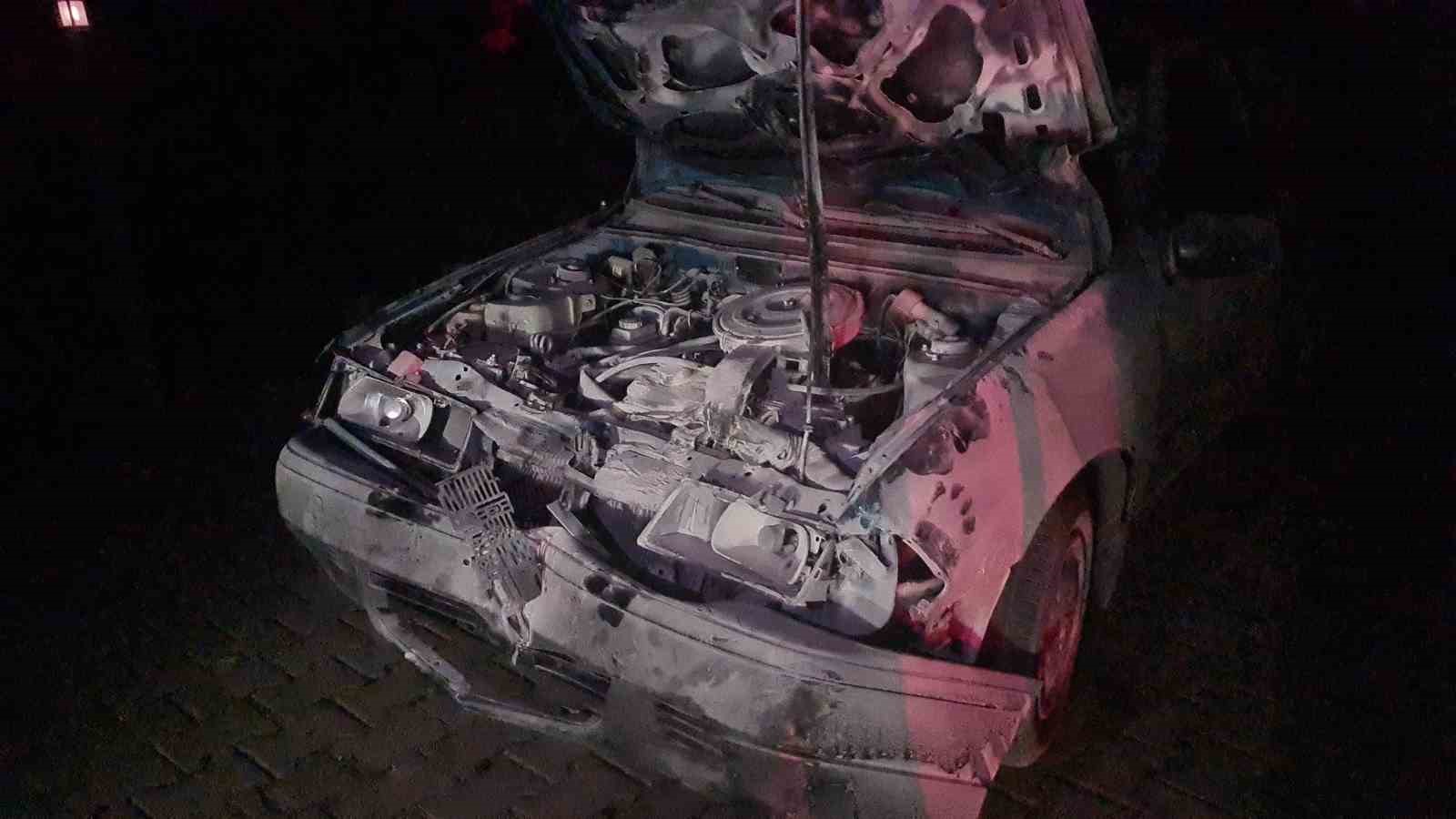 otomobil-karayoluna-cikan-3-mandaya-carpti-1-i-agir-2-yarali
