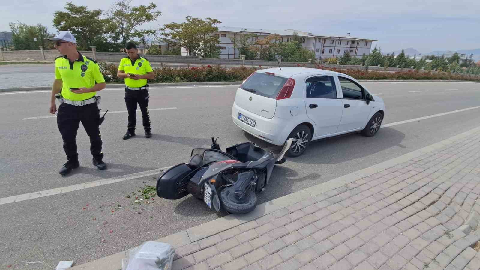 elektrikli-bisiklet-park-halindeki-otomobile-carpti-1-yarali