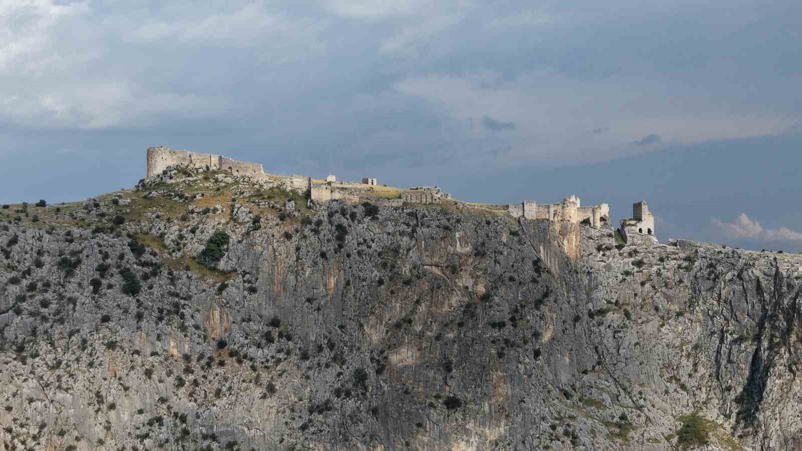 unesco-listesindeki-anavarza-antik-kenti-ziyaretcilerini-agirliyor