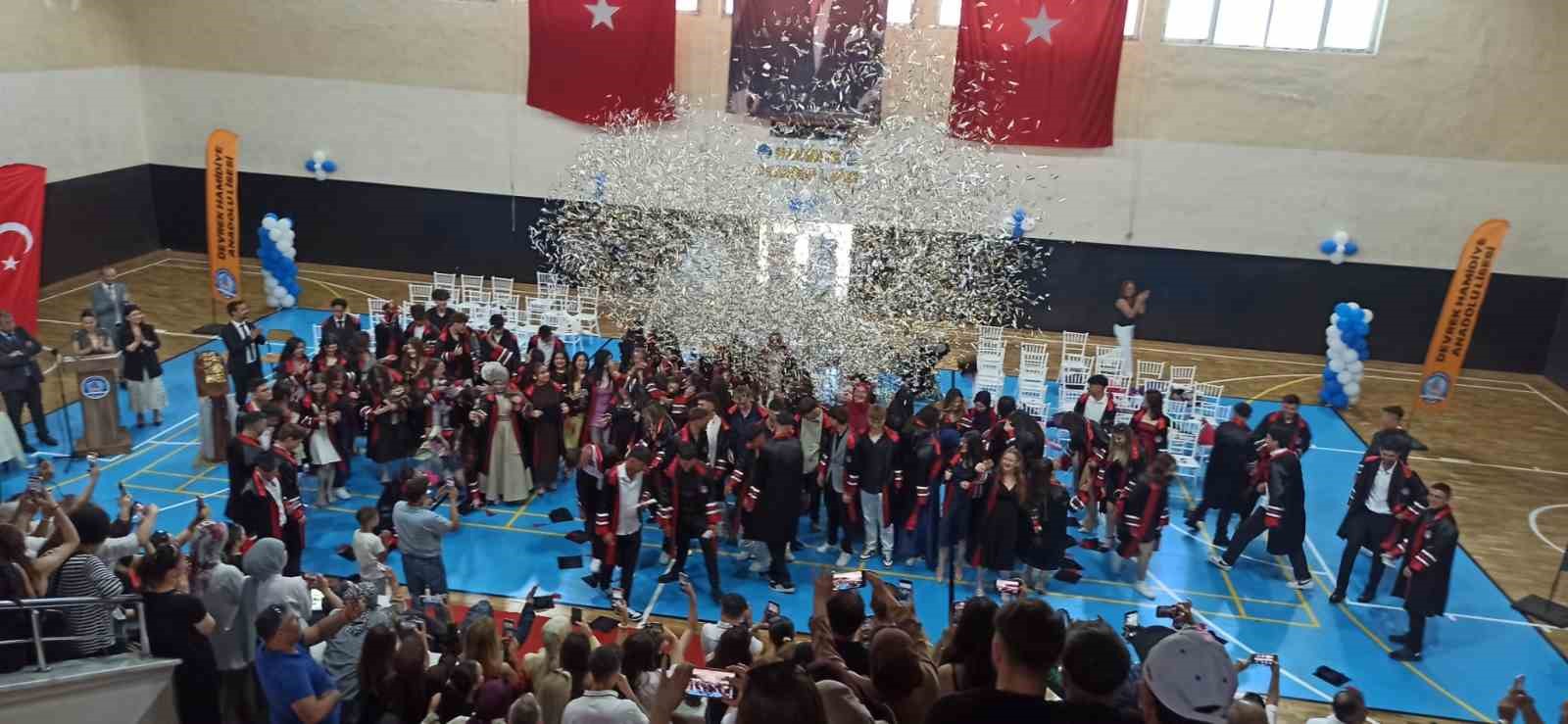 devrek-hamidiye-anadolu-lisesinden-mezuniyet-toreni