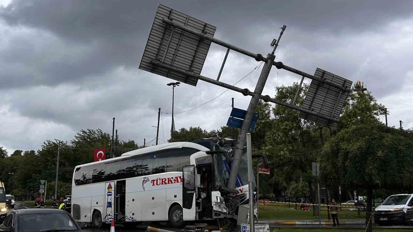 eyupsultan-da-yolcu-otobusu-once-otomobile-sonra-levhaya-carpti-30-yarali