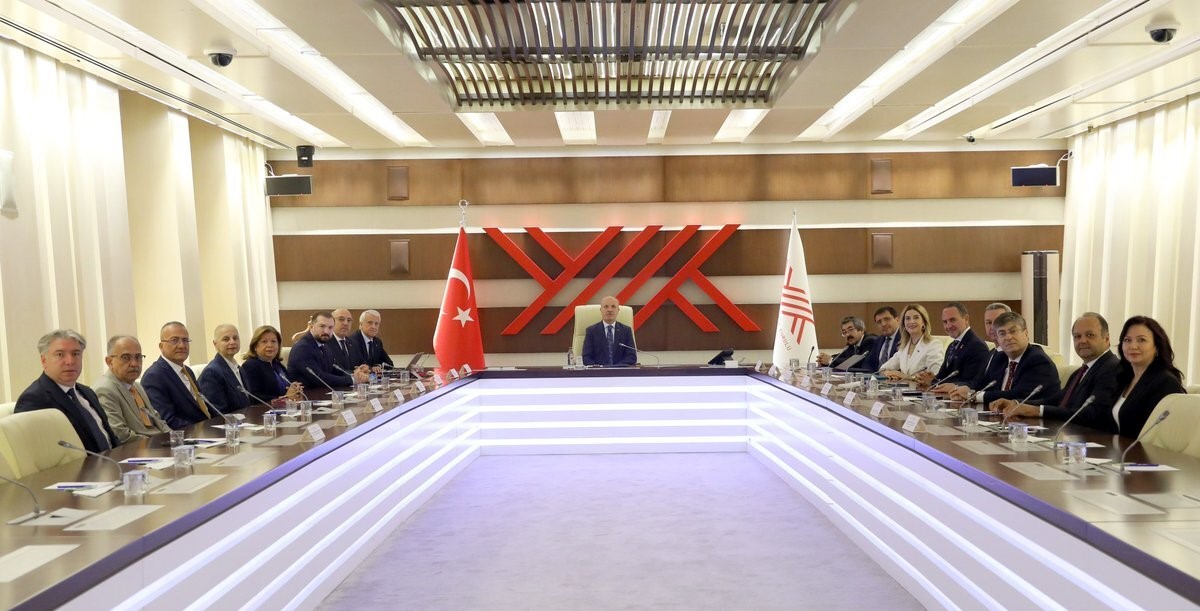 yeni-rektorlerin-mazbatalari-verildi