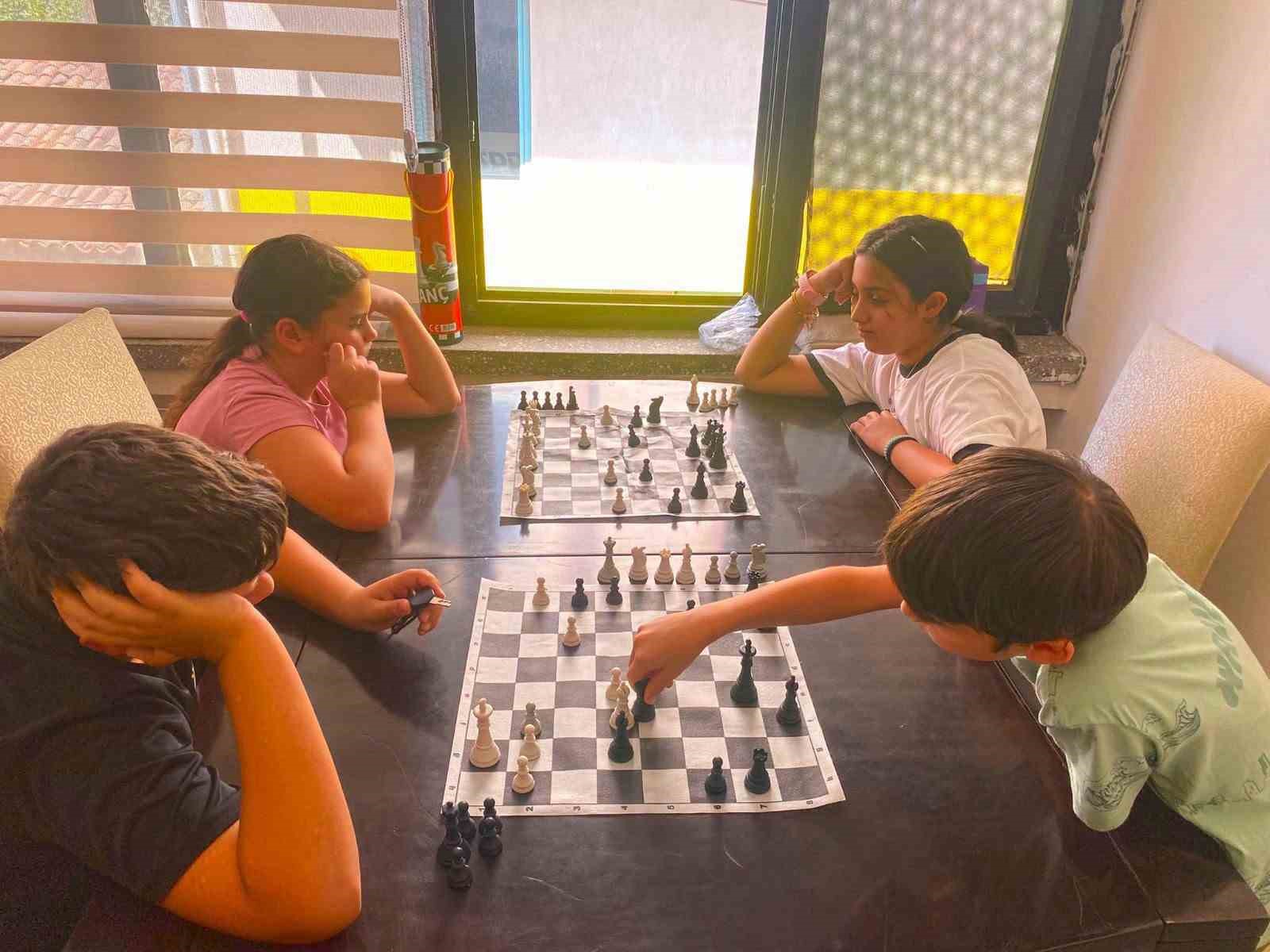 germencik-te-cocuklar-yaz-tatilini-satranc-ogrenerek-degerlendiriyor