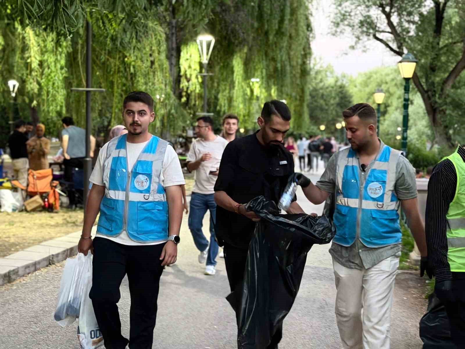 ak-genclerin-kanlikavak-ta-temizlik-mesaisi