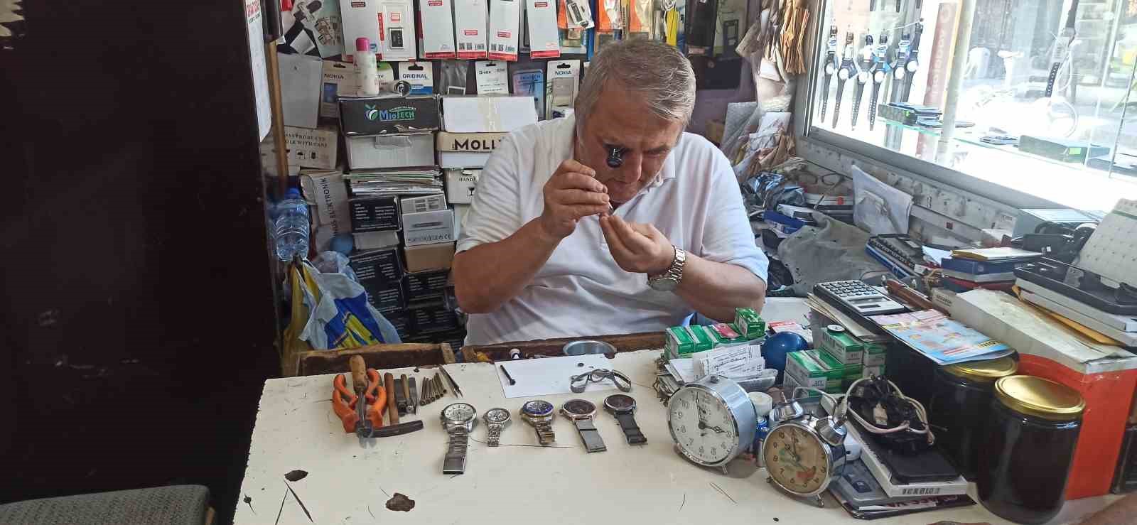 52-yillik-saat-tamircisi-teknolojiye-direniyor