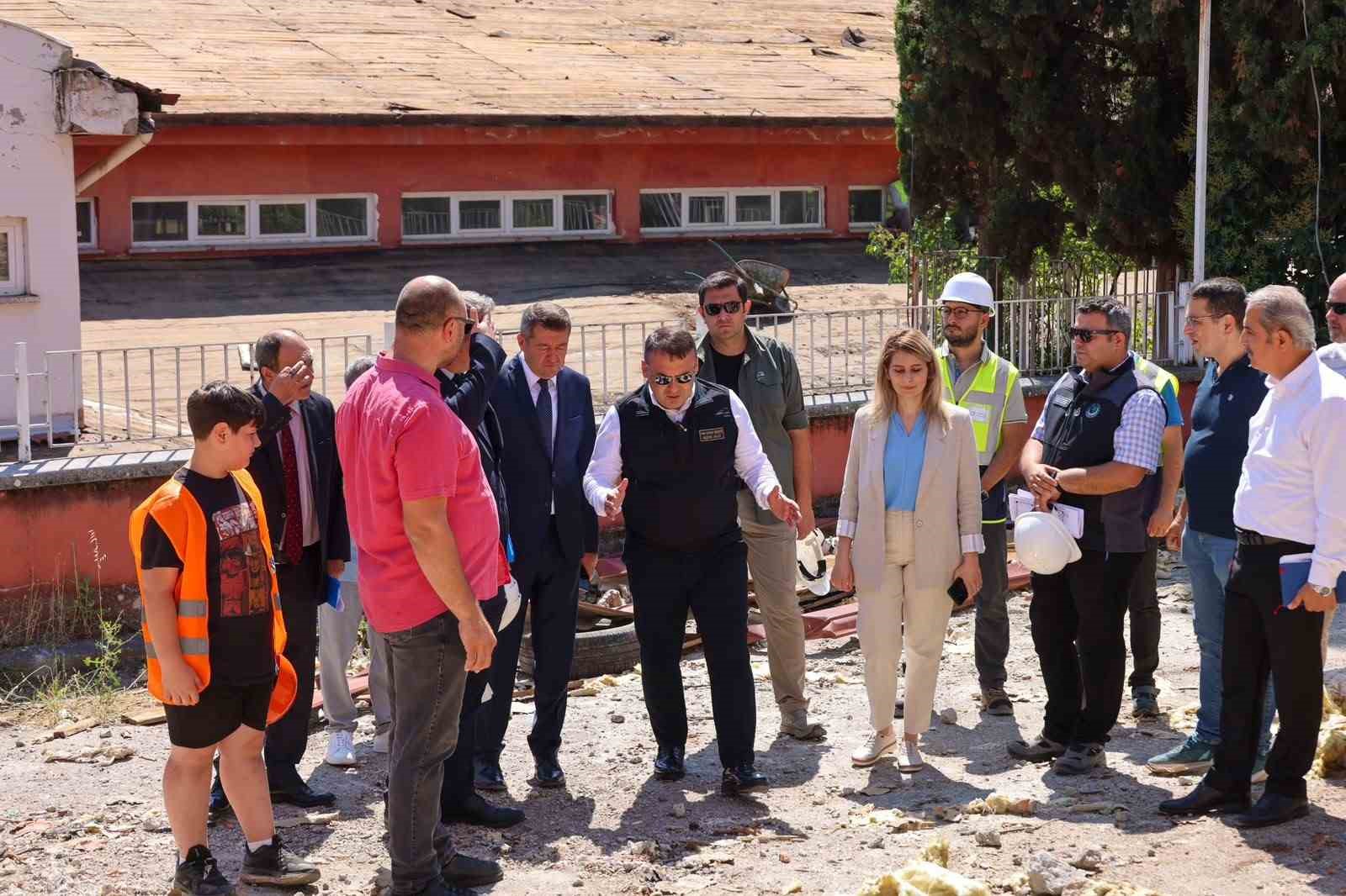 vali-sozer-8-okuldaki-egitim-yatirimlarini-sahada-inceledi