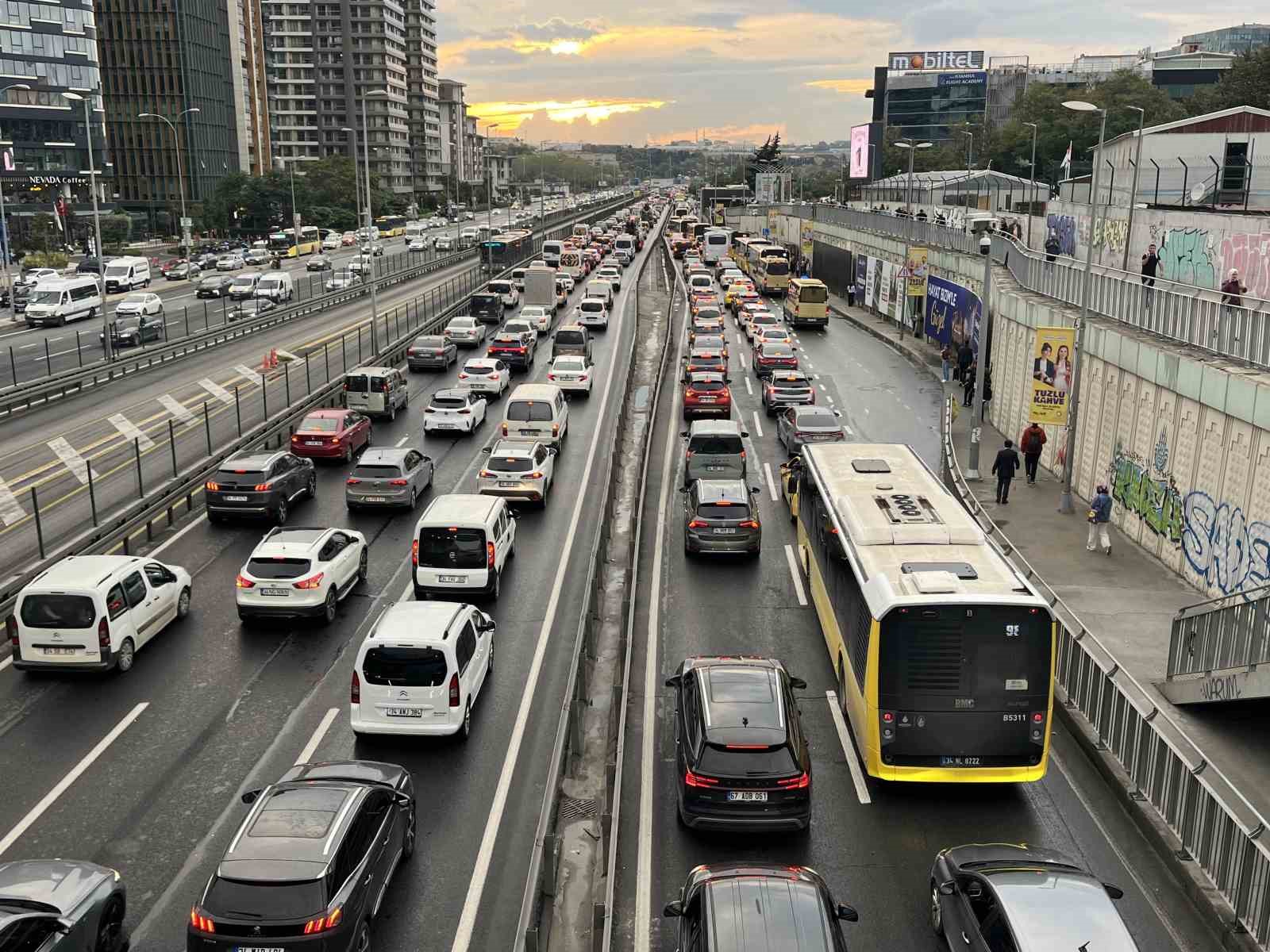 istanbul-da-trafik-yogunlugu-yuzde-78-e-ulasti