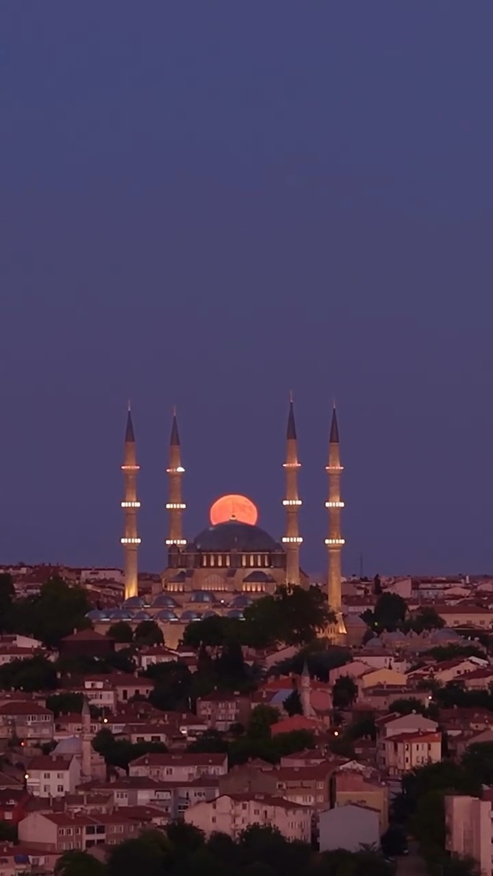 dolunay-selimiye-camii-ile-ayni-karede