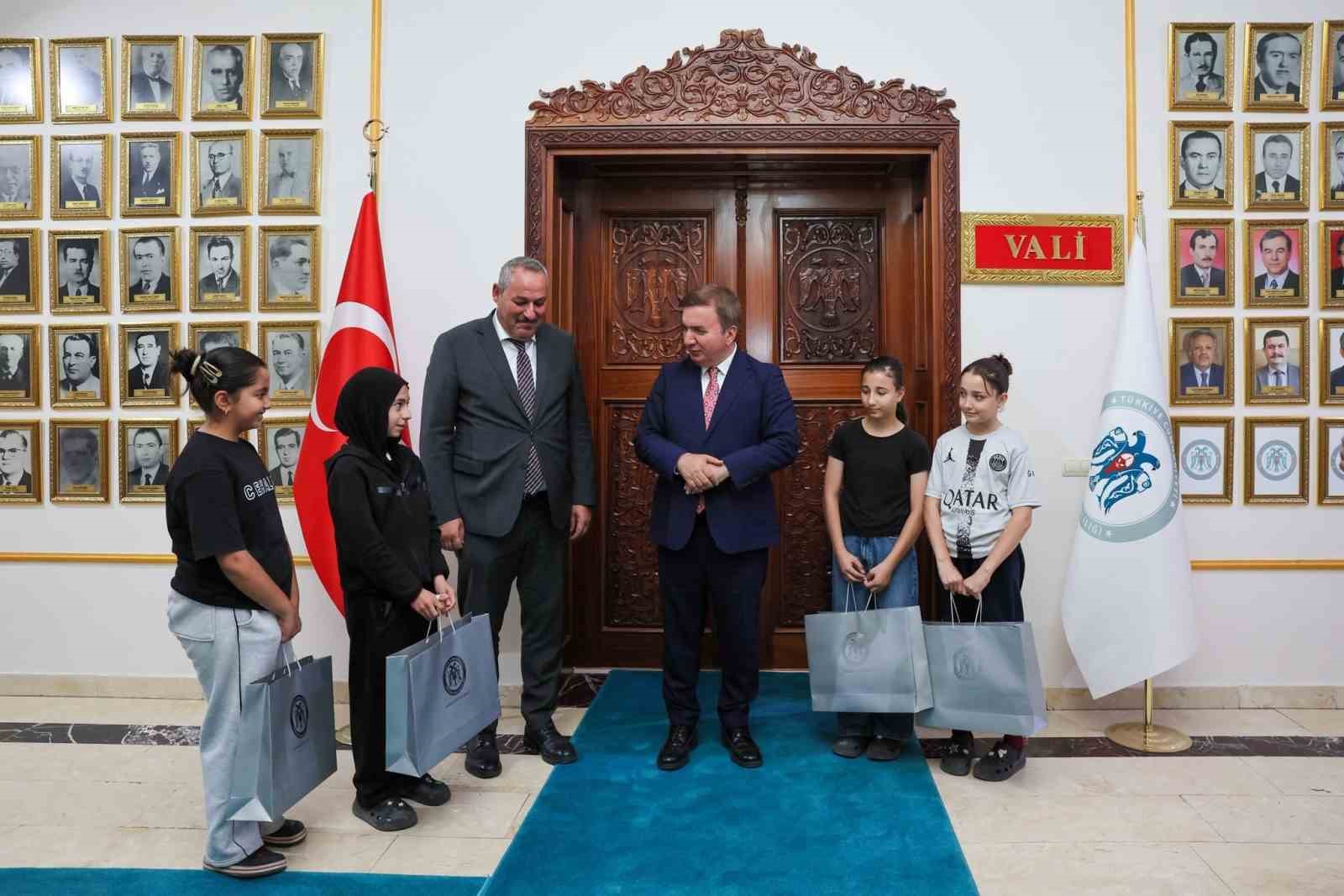 vali-aydogdu-basarili-karatecileri-makaminda-agirladi