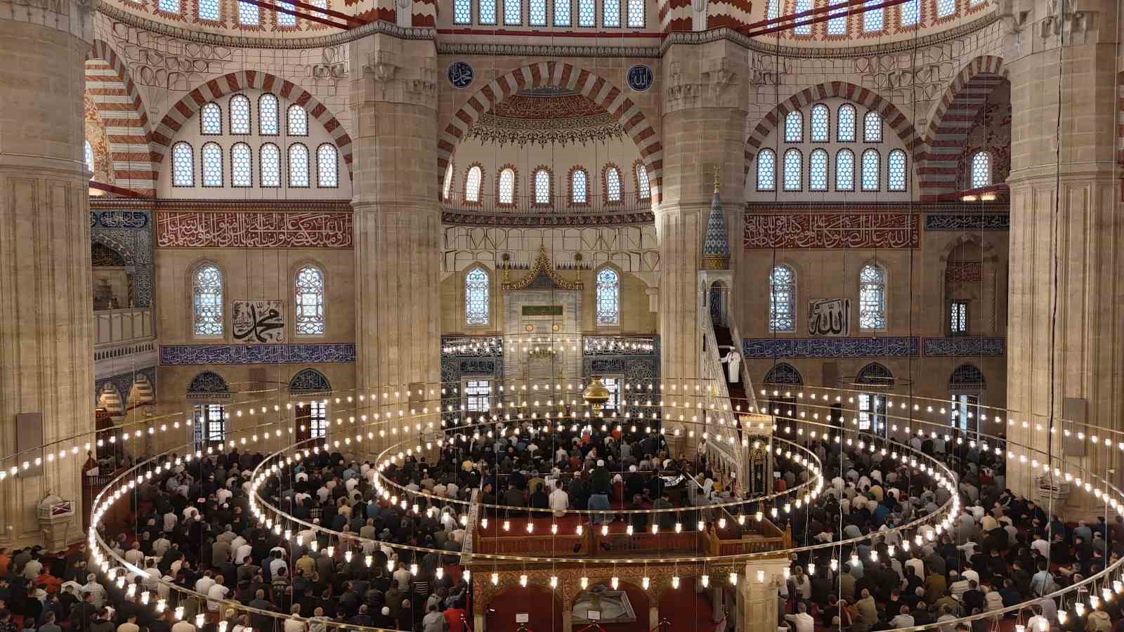 bakan-guler-selimiye-camii-nde-vatandaslarla-bayramlasti
