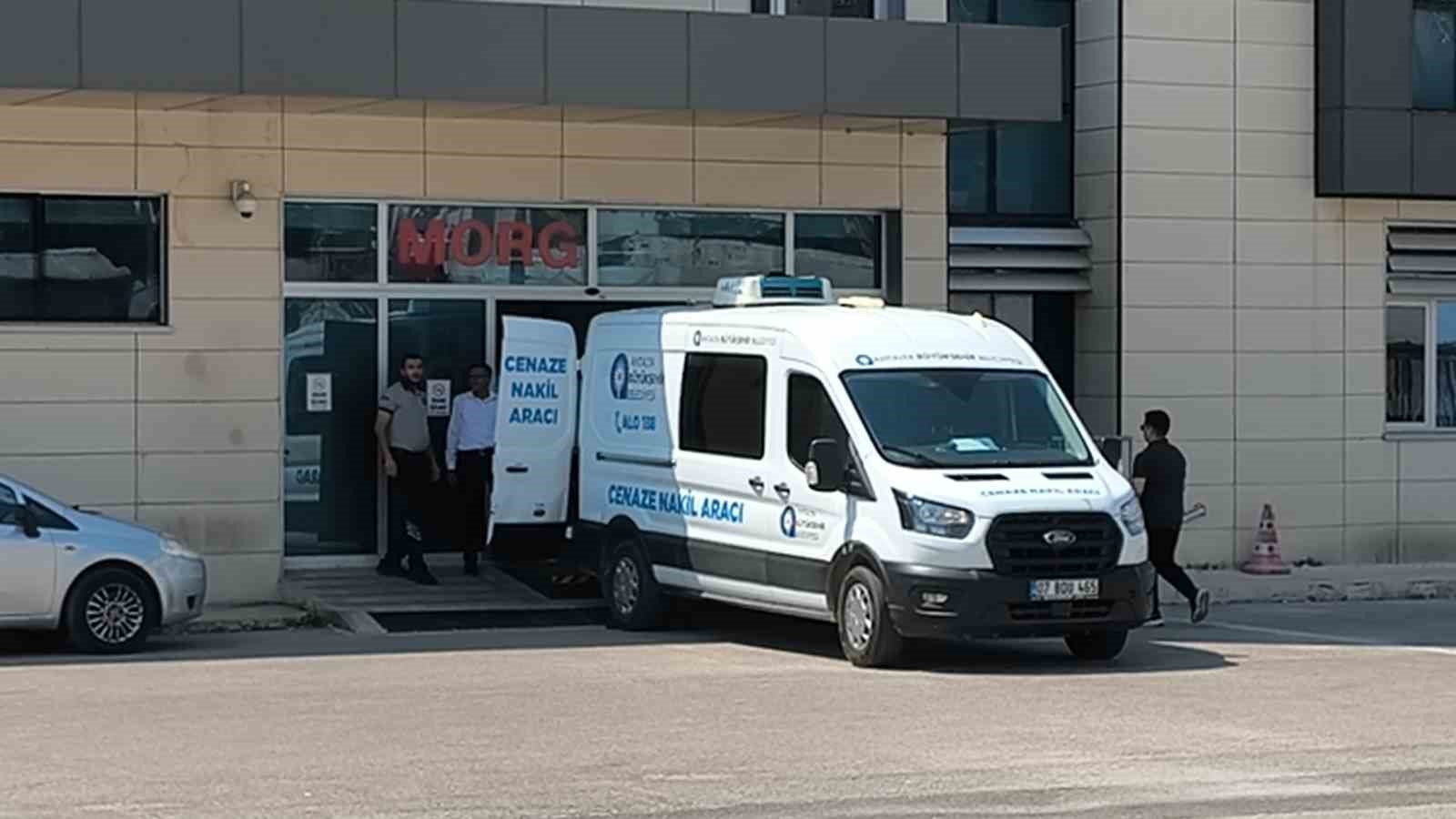 feci-kazada-hayatini-kaybeden-ciftin-cenazeleri-yakinlari-tarafindan-teslim-alindi
