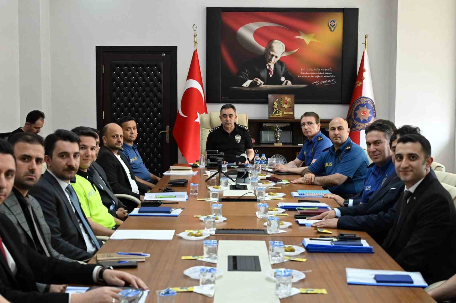 kars-emniyet-mudurlugu-nde-guvenlik-ve-koordinasyon-toplantisi