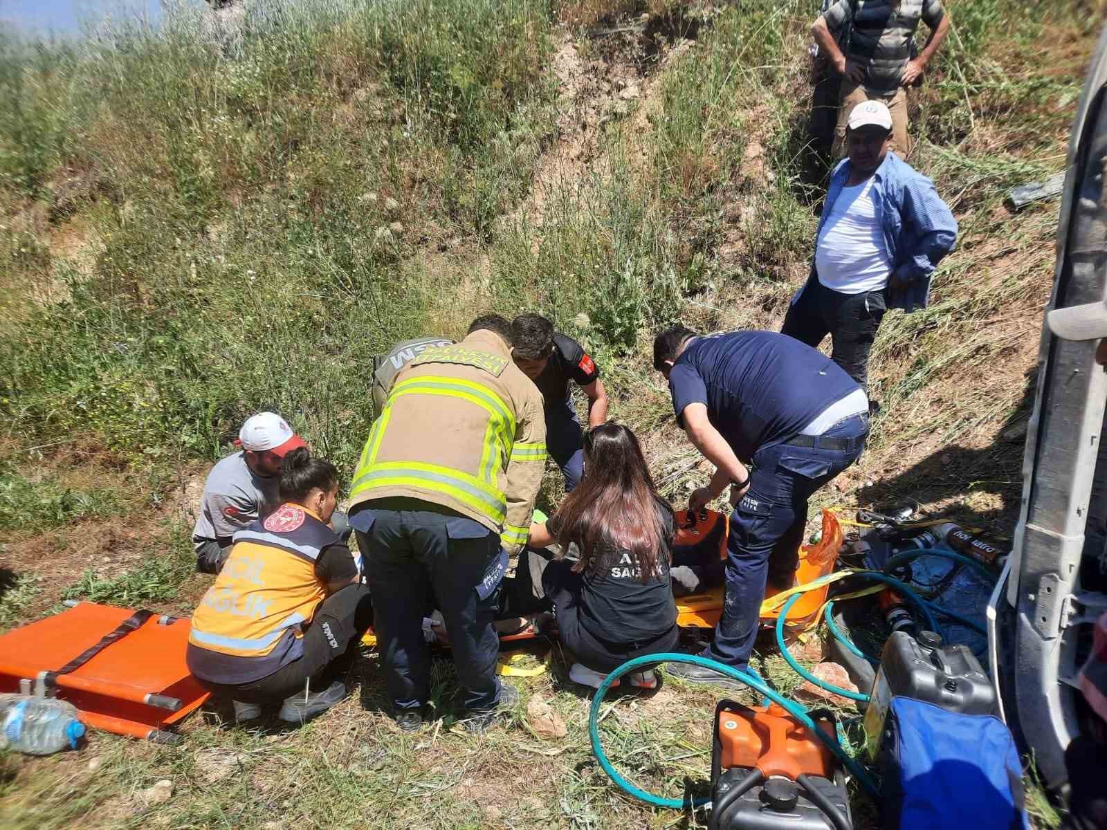 balikesir-de-kamyon-kazasinda-surucu-itfaiye-ekiplerince-kurtarildi