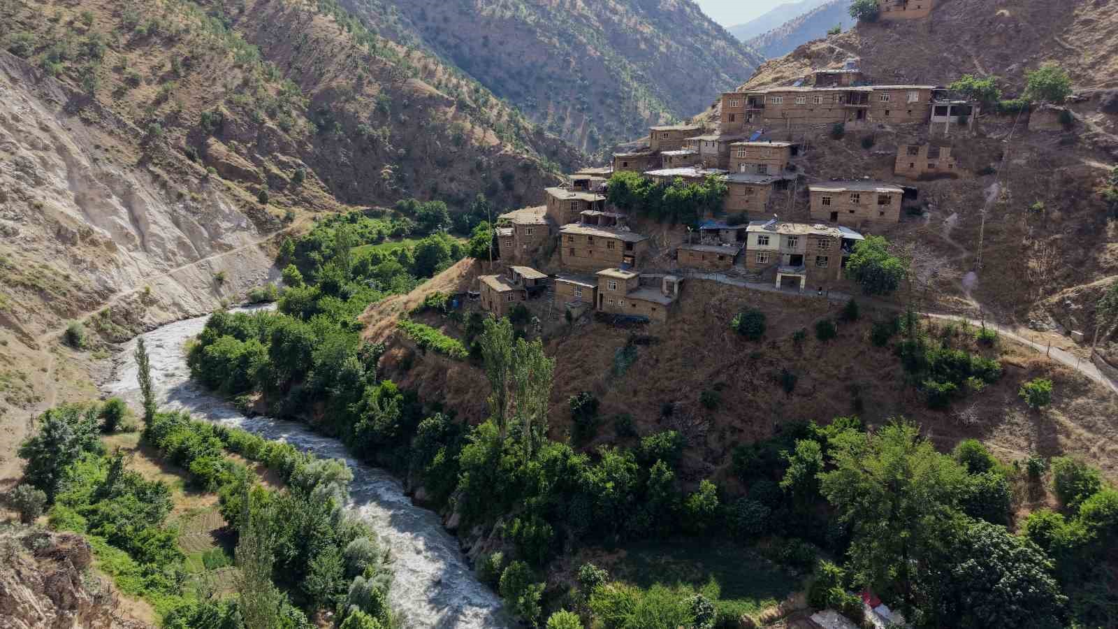 hizan-in-asirlik-tas-evleri-ve-gayda-baraji-hayran-birakiyor