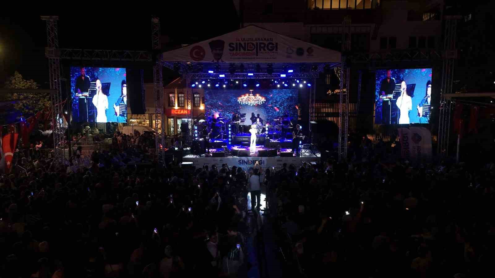 sindirgi-da-deprem-sonrasi-festivaller-umut-oldu