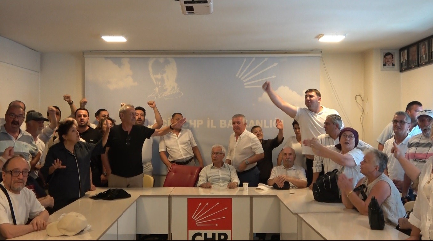 bilecik-te-chp-binasinda-gergin-anlar