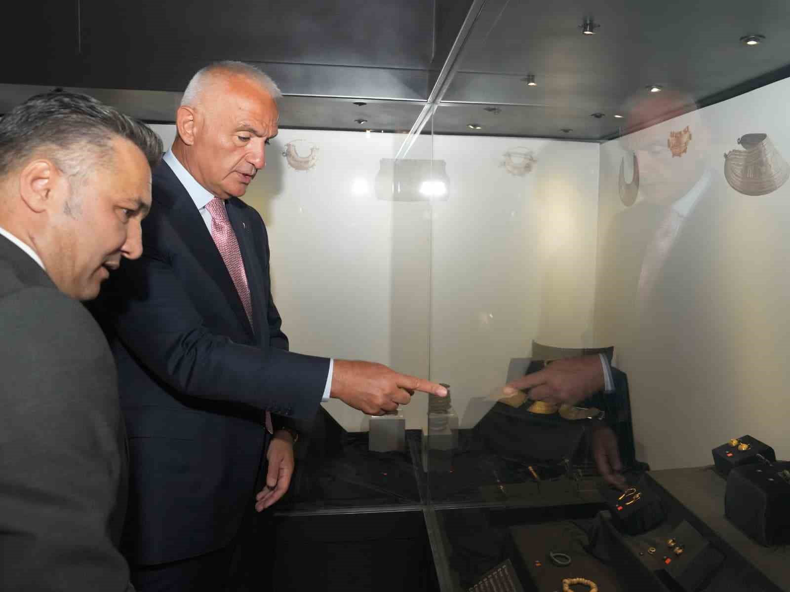 ankara-etnografya-muzesi-elde-vefa-gozde-zarafet-taki-sanatinin-12-bin-yillik-oykusu-sergisine-ev-sahipligi-yapiyor