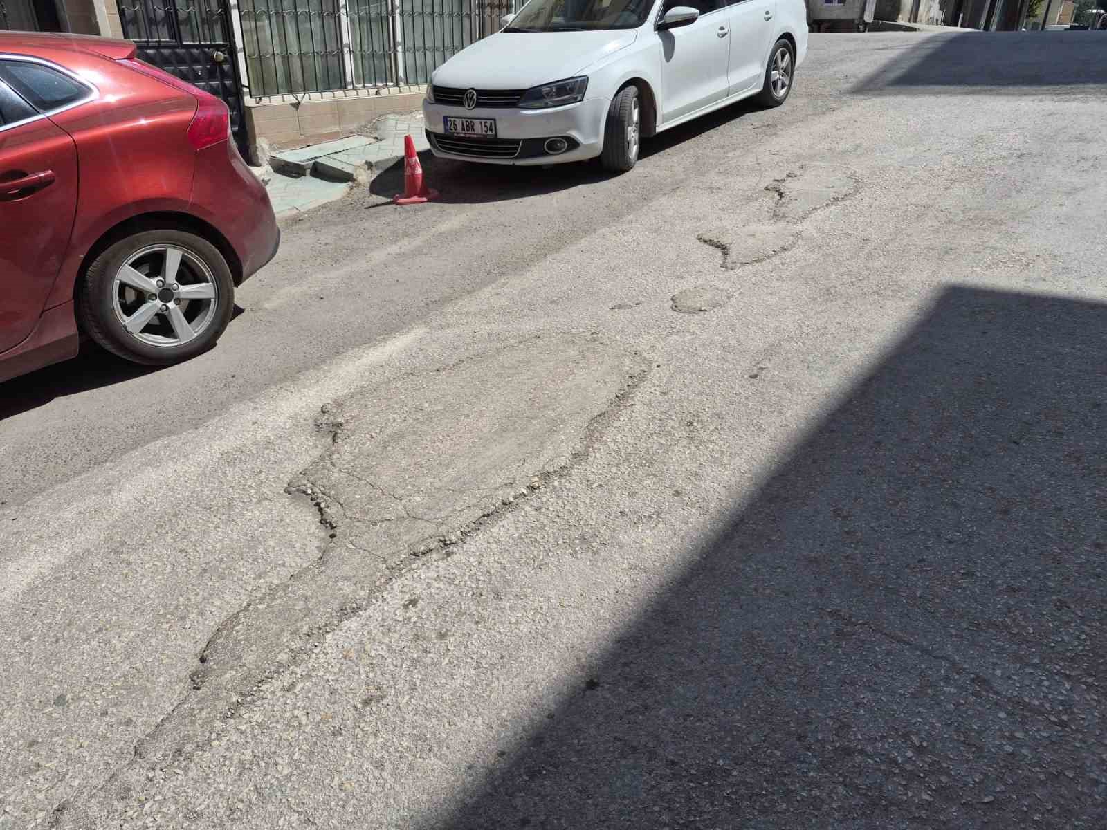kurtulus-mahallesi-ndeki-bozuk-yollar-suruculere-zorluk-yasatiyor