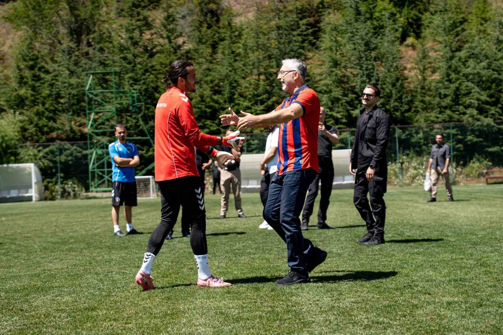 bakan-isikhan-bolu-kampindaki-mardin-1969-spor-u-ziyaret-etti