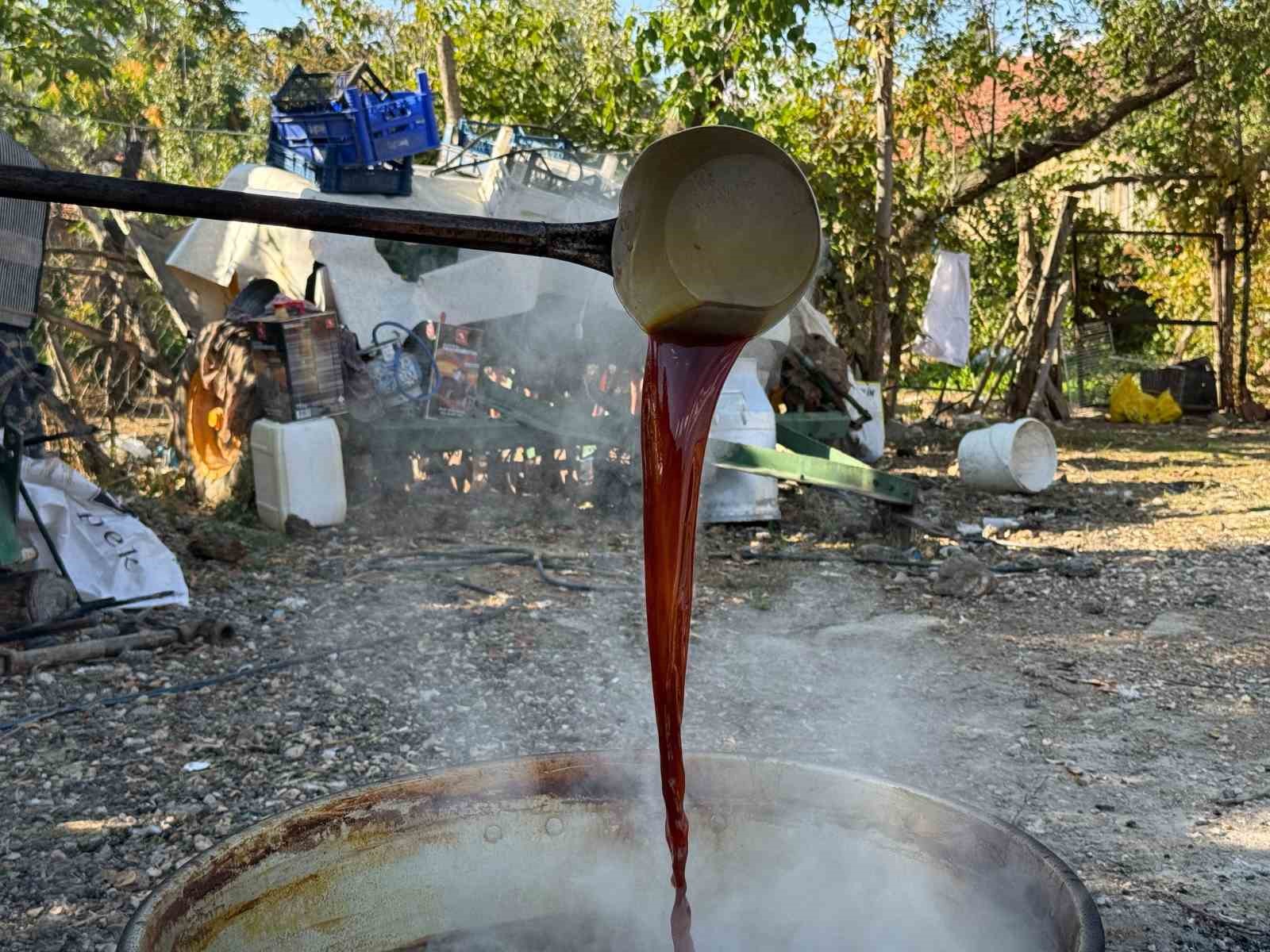 eskisehir-de-geleneksel-yontemlerle-pekmez-mesaisi