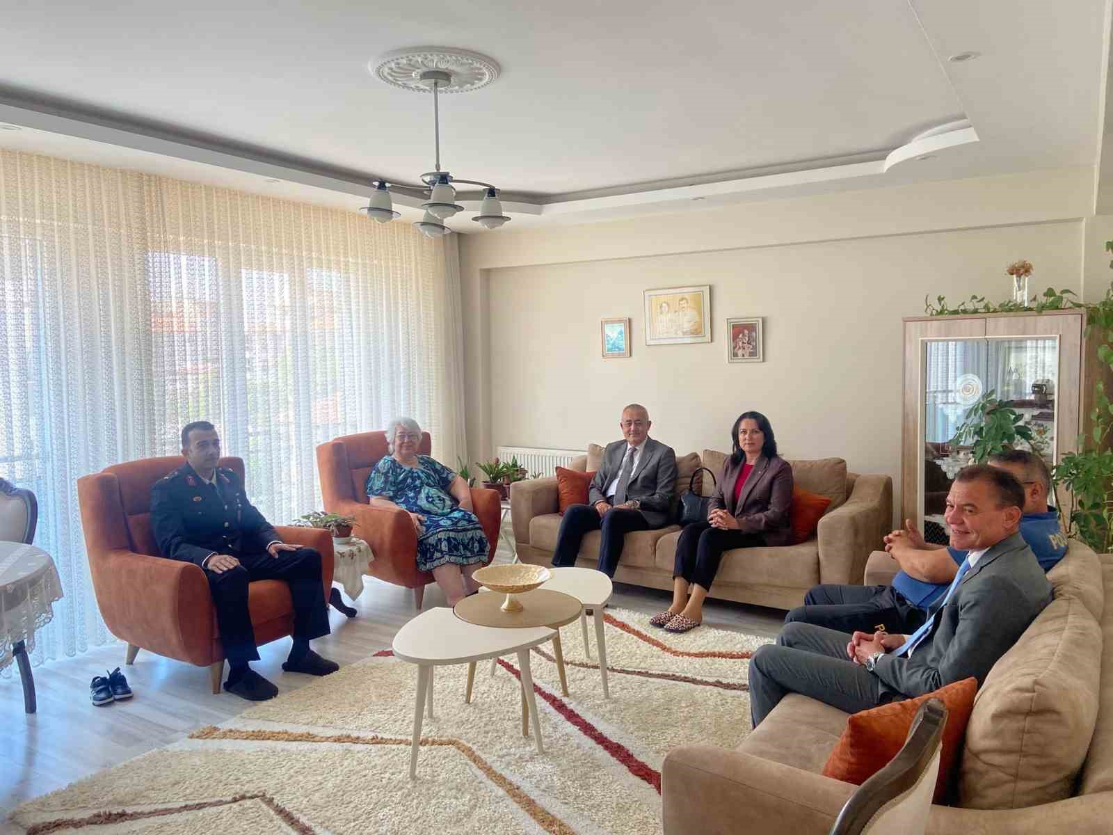 kaymakam-gungor-den-sehit-ailelerine-bayram-ziyareti