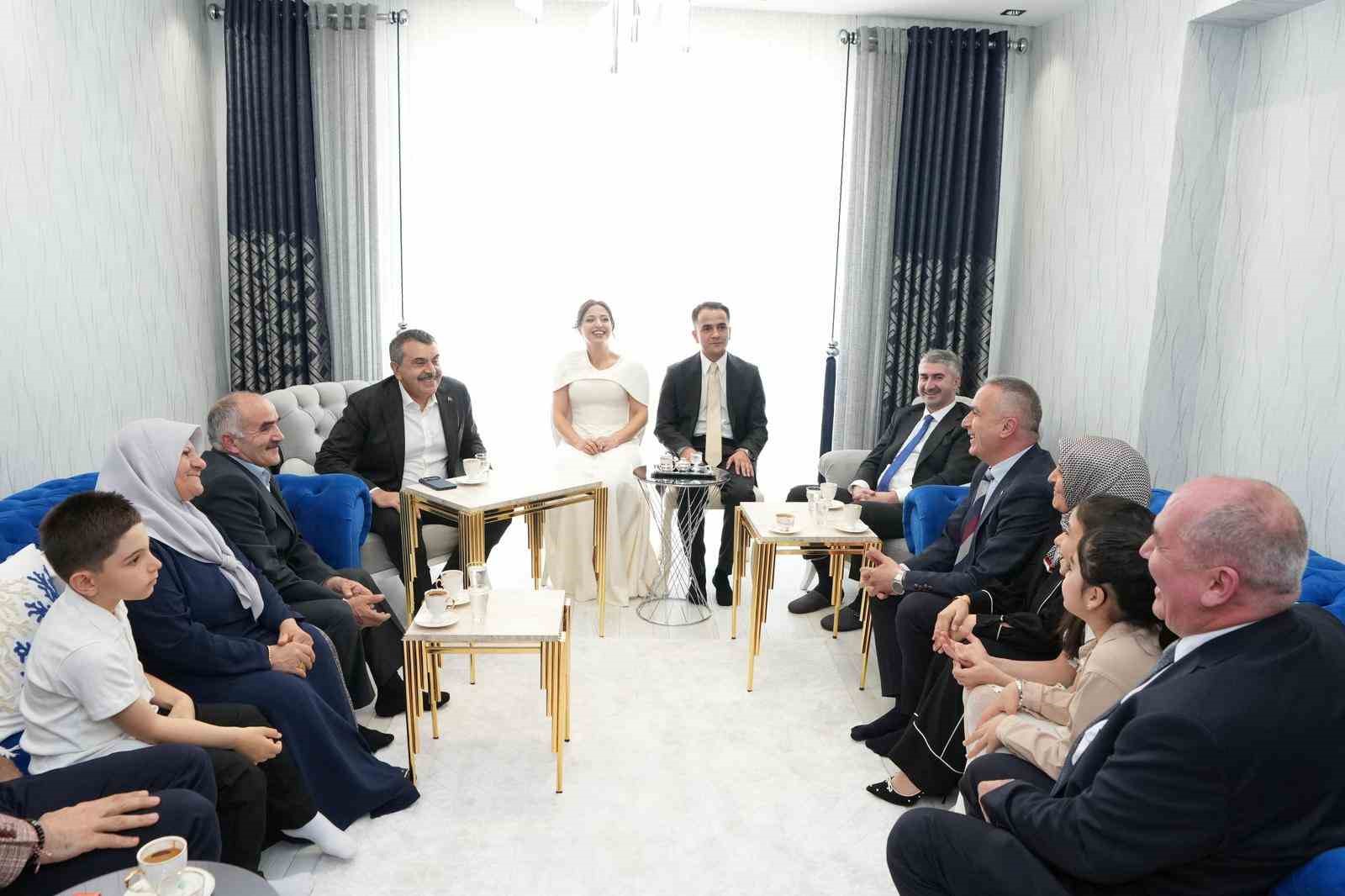 bakan-tekin-nisan-torenine-katildi