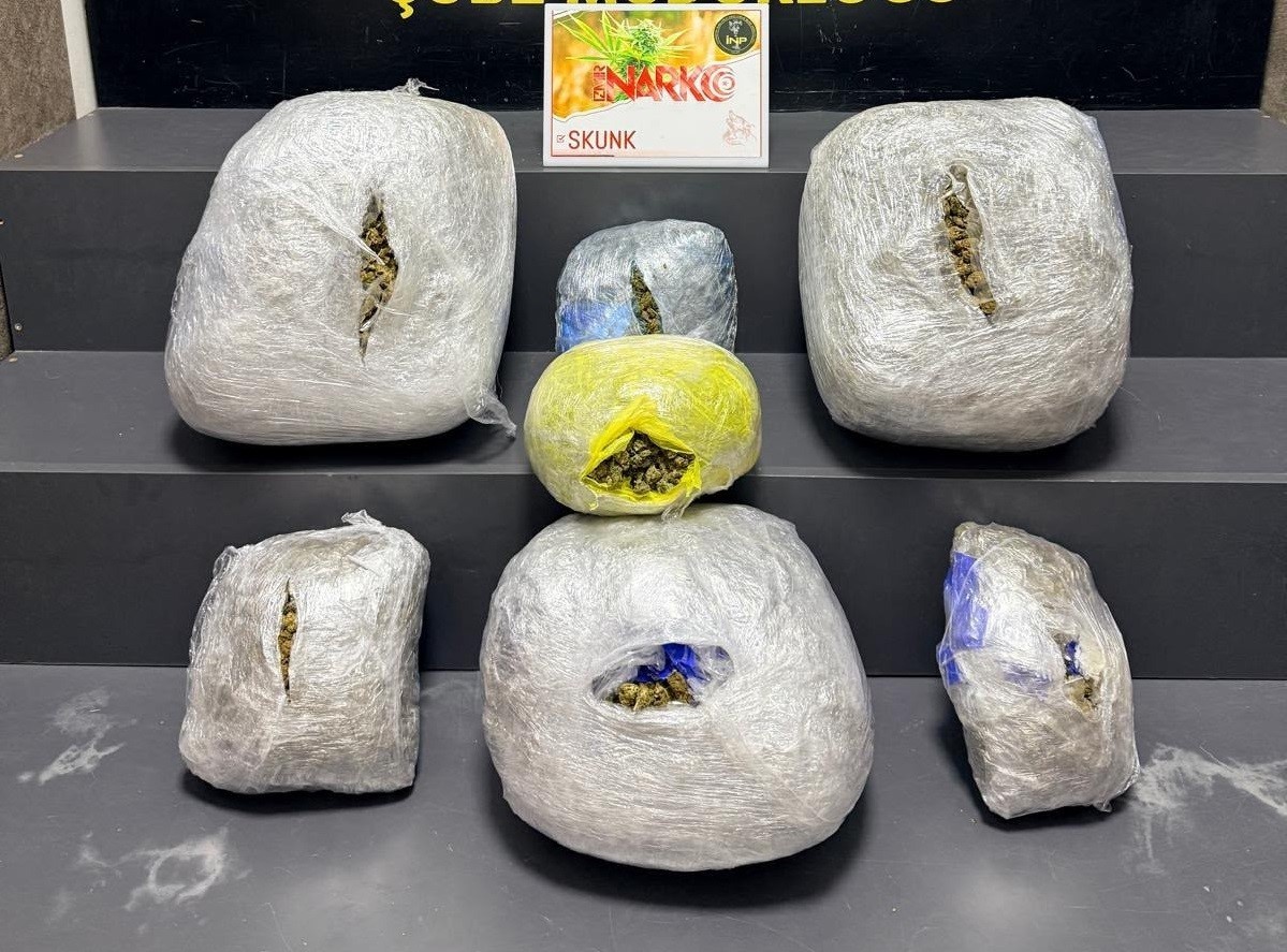 izmir-de-supheli-aractan-15-kilo-zehir-cikti