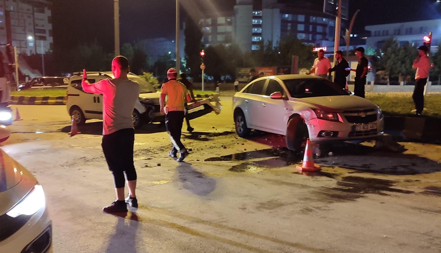 mus-ta-trafik-kazasi-2-yarali