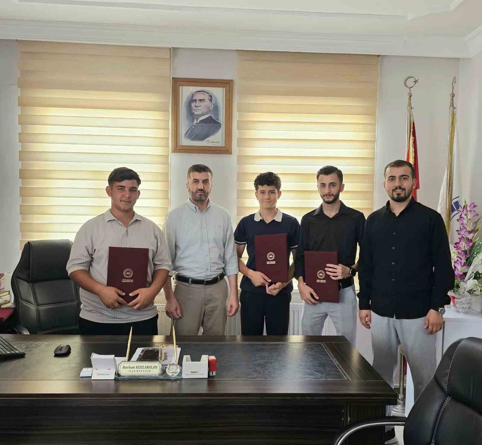 cermikte-hafizlik-egitimini-tamamlayanlara-belgeleri-verildi