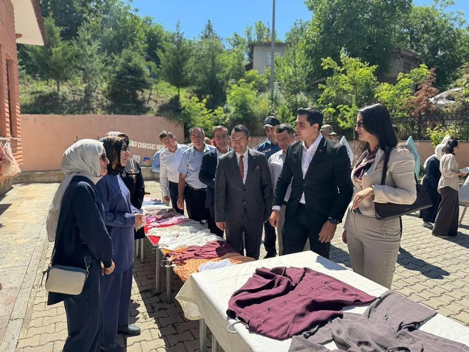 kemah-da-hayat-boyu-ogrenme-senligi-sergisi-acildi