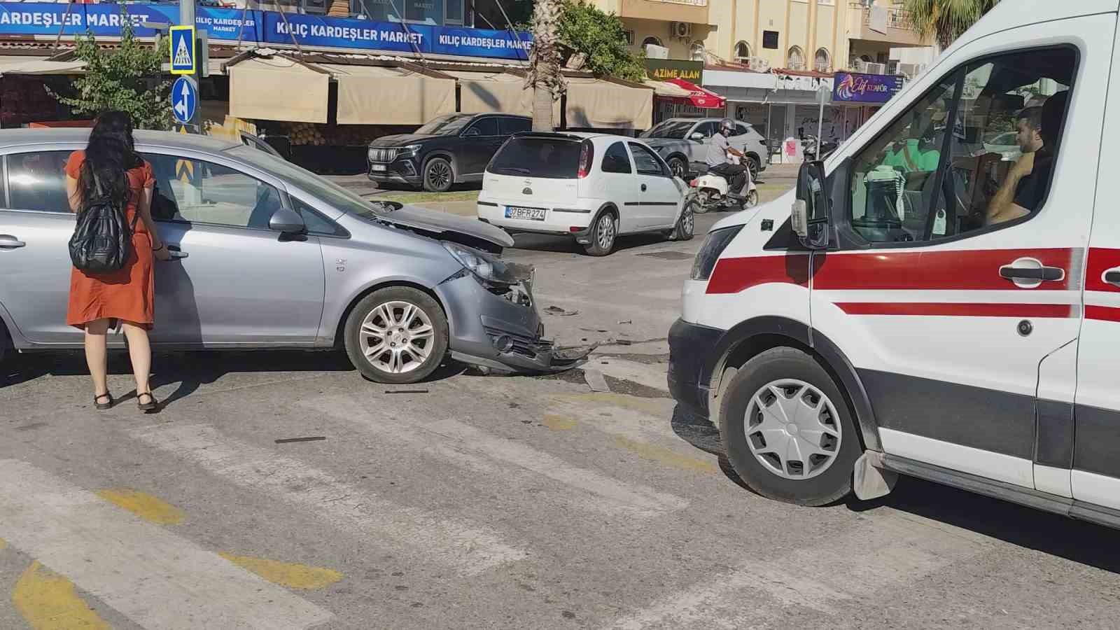 manavgat-ta-otomobiller-carpisti-suruculer-yaralandi