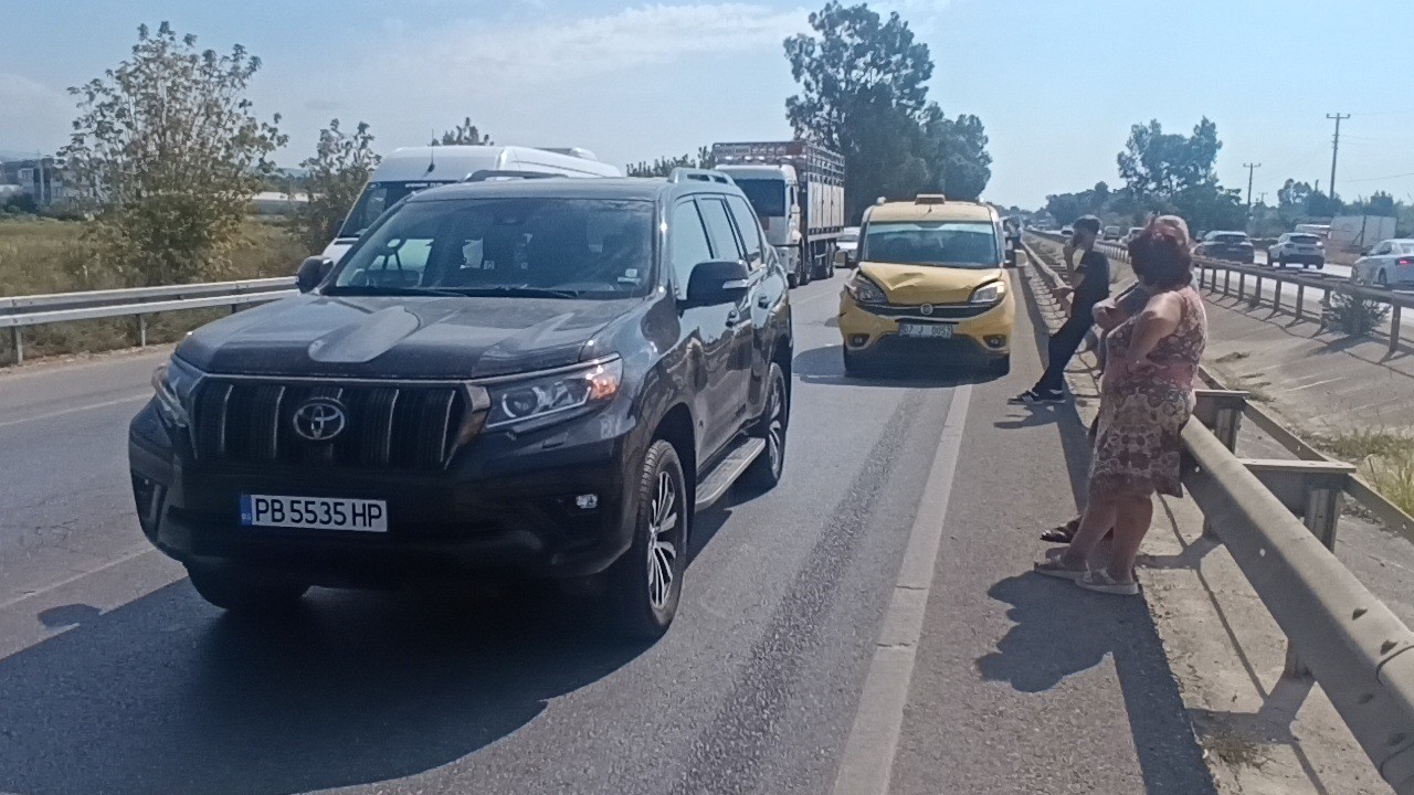 manavgat-ta-3-aracli-zincirleme-kaza-trafikte-uzun-arac-kuyruguna-neden-oldu