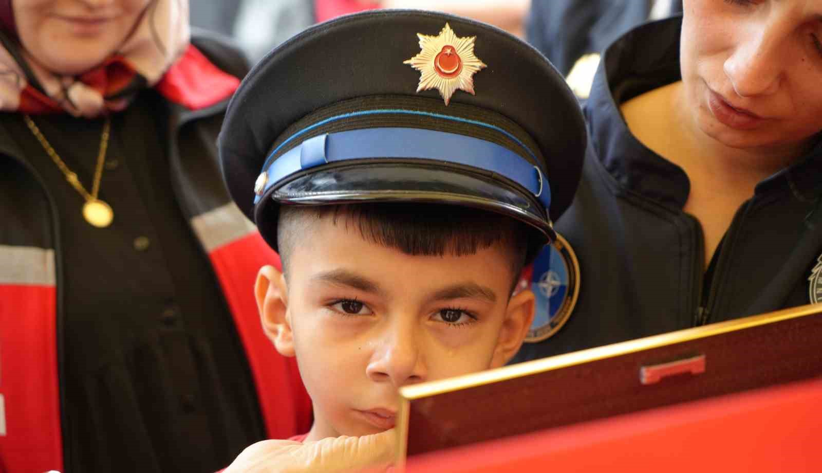 sehidin-esi-ve-cocugundan-yurek-yakan-veda-babaya-son-sarilis