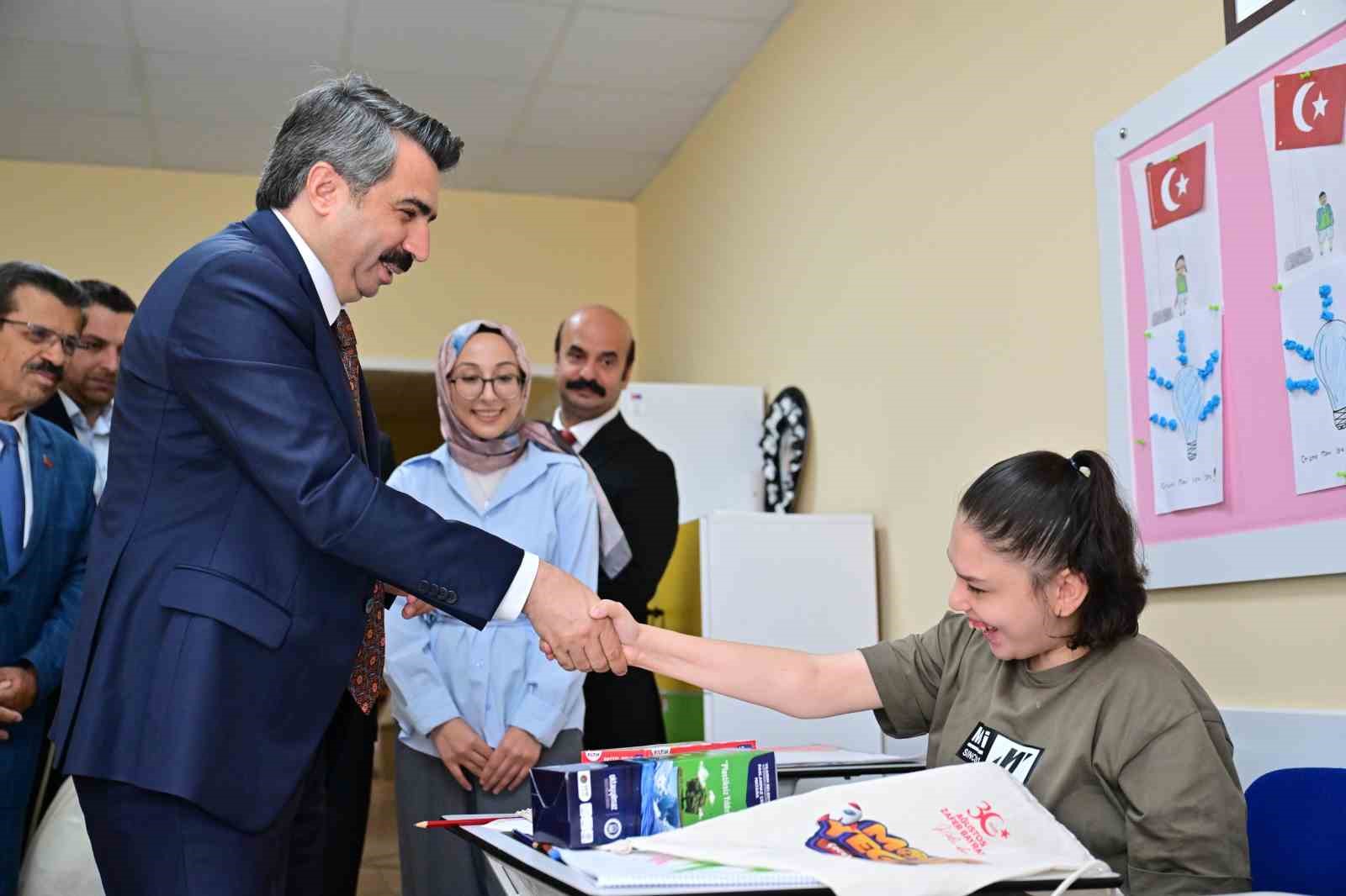 baskan-oktay-yilmaz-ozel-ogrencilerin-heyecanina-ortak-oldu