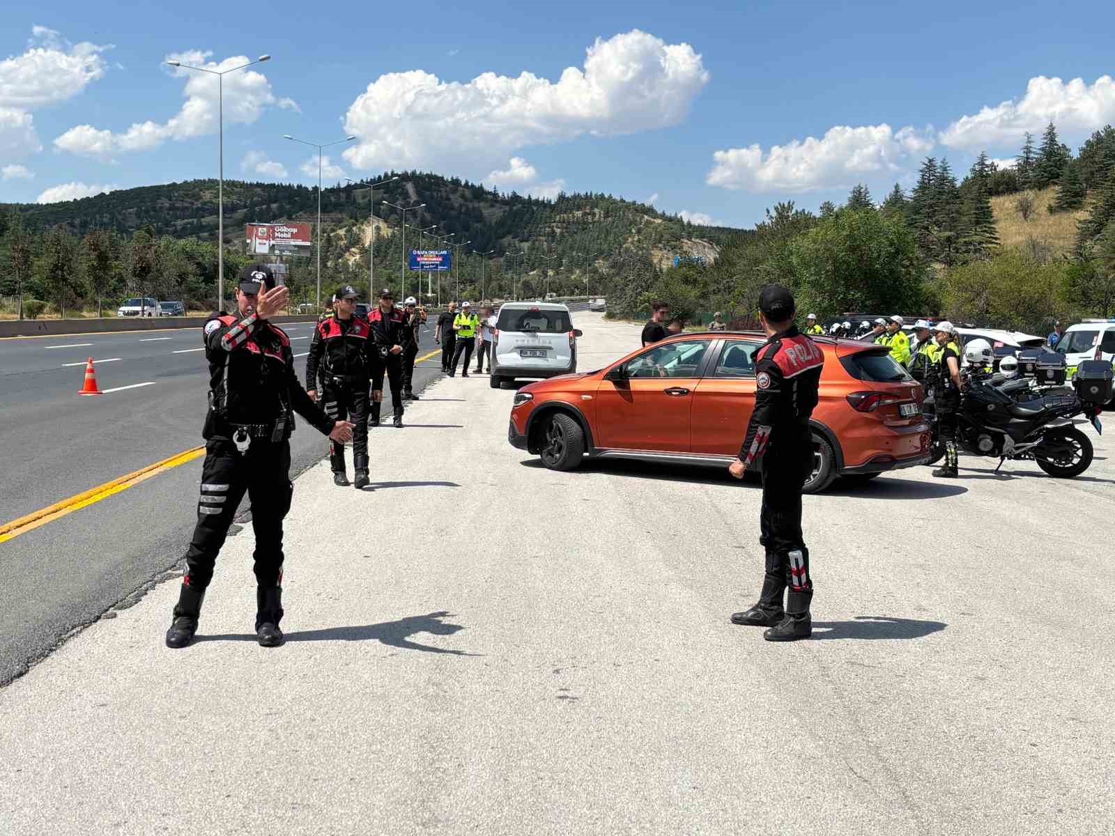 ankara-da-nato-zirvesi-oncesi-atli-polisler-devriye-atti-trafik-ve-asayis-ekipleri-yol-kontrol-uygulamasi-gerceklestirdi