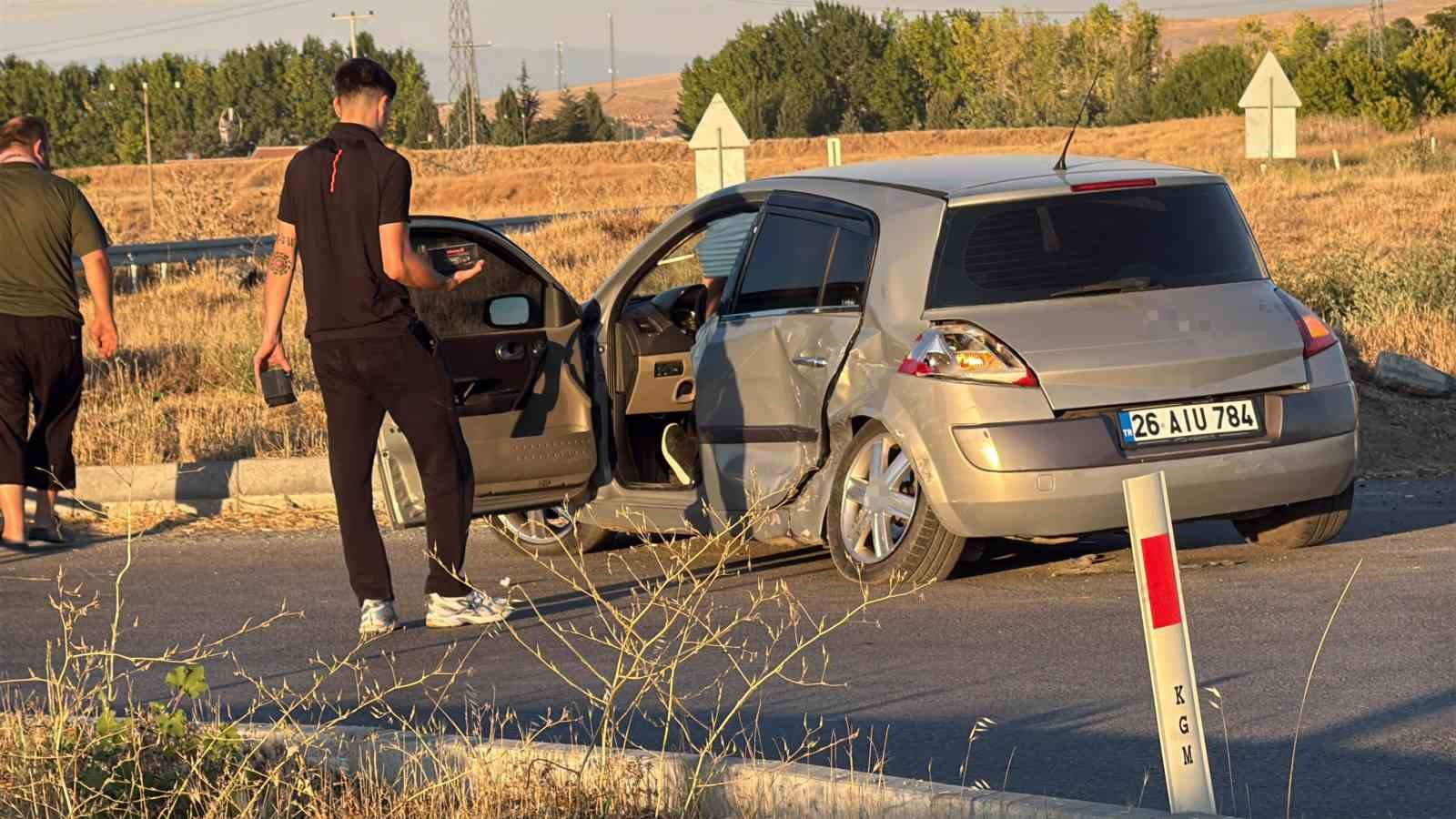 eskisehir-de-iki-arac-kavsakta-carpisti-3-yarali