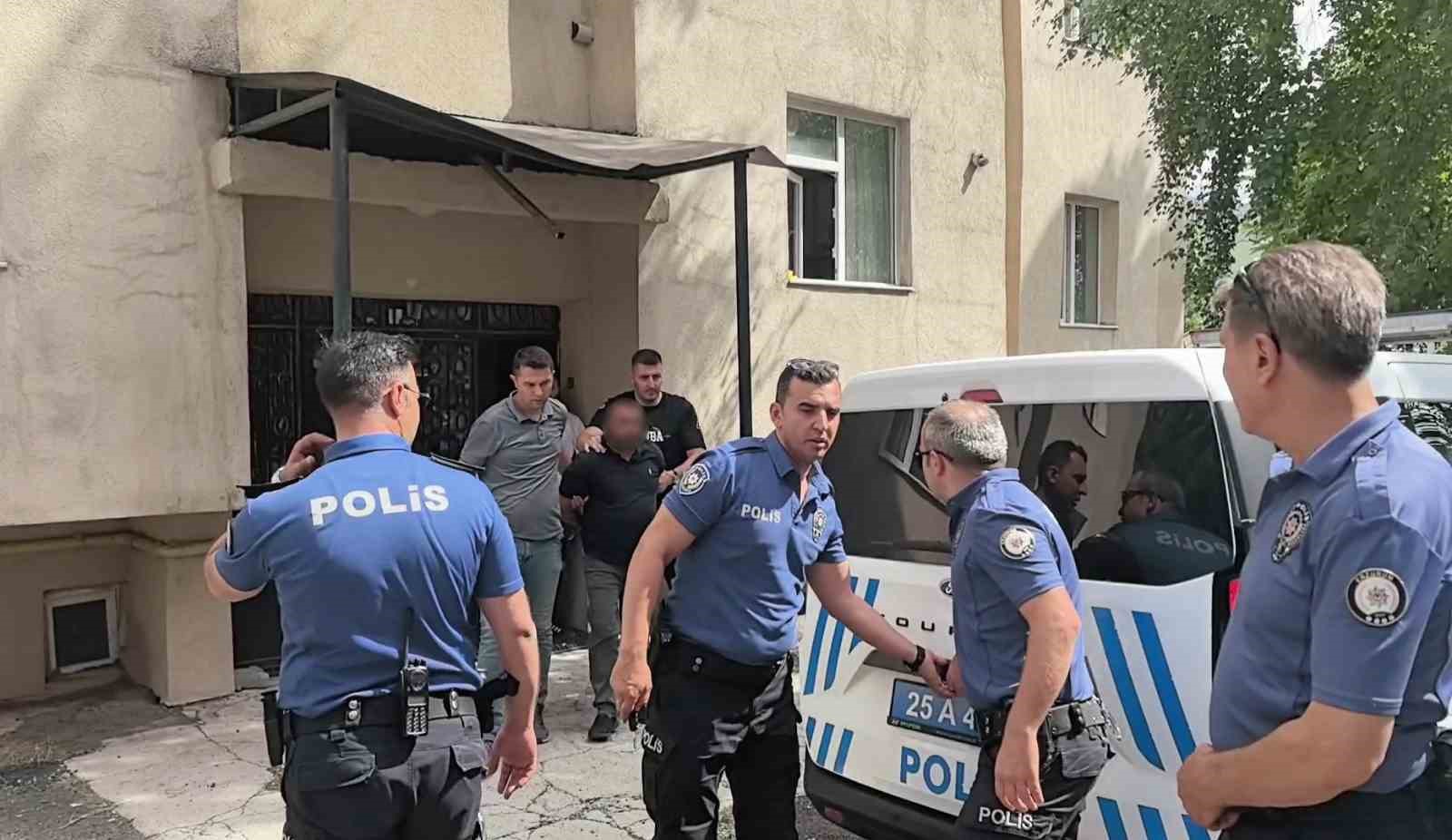 erzurum-da-cocuklariyla-balkona-cikan-uzaklastirma-kararli-koca-ikna-edildi