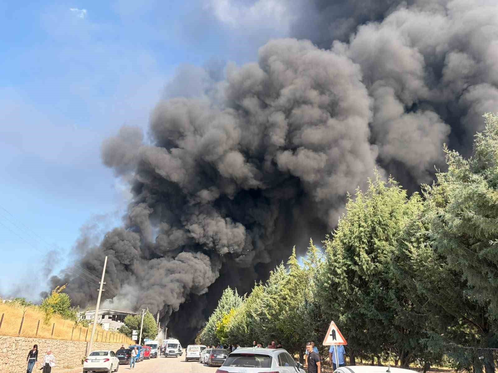 elazig-da-yalitim-fabrikasinda-cikan-yangina-mudahaleler-suruyor