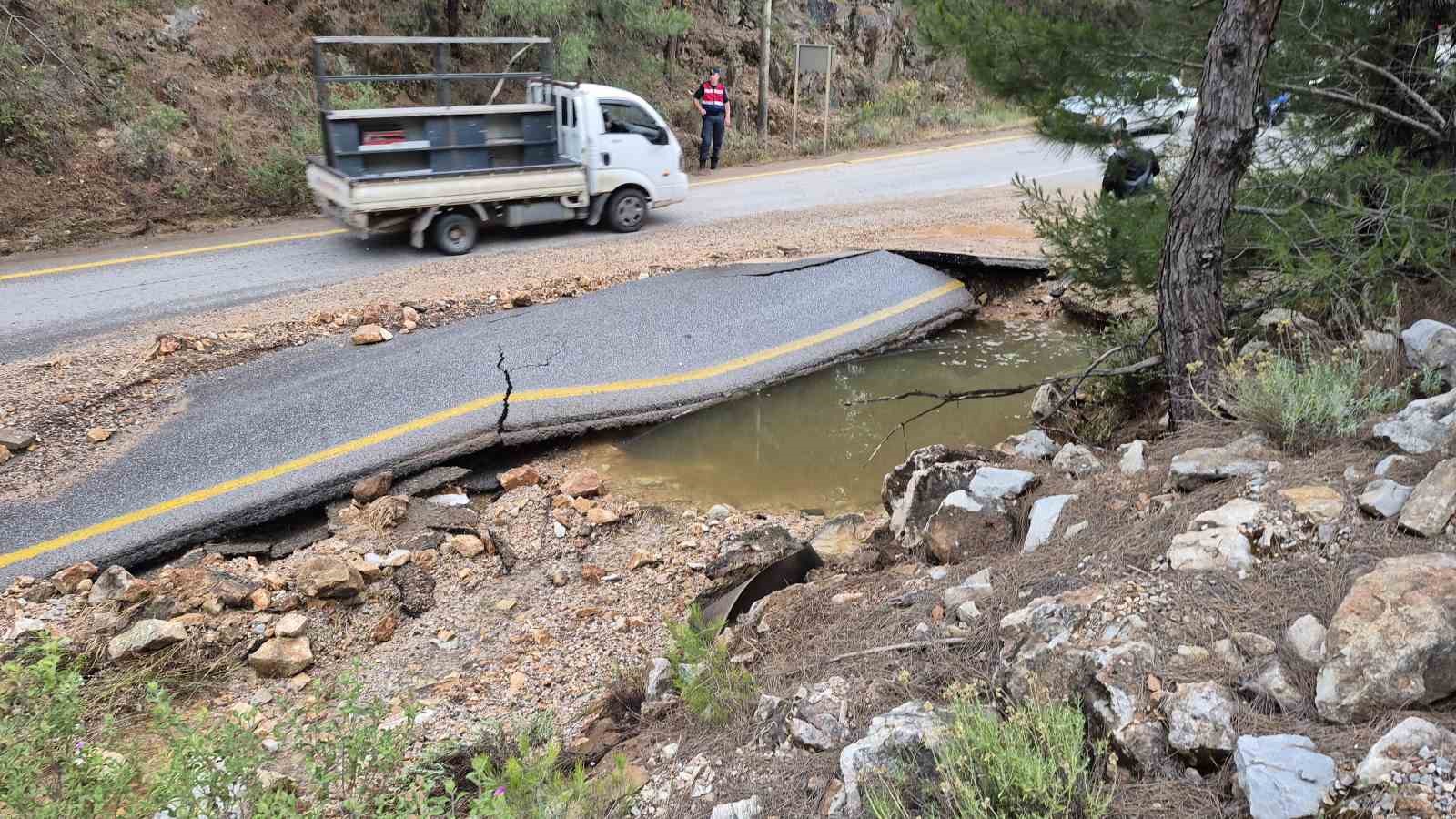 bodrum-da-ana-isale-hatti-patladi-yol-dereye-dondu