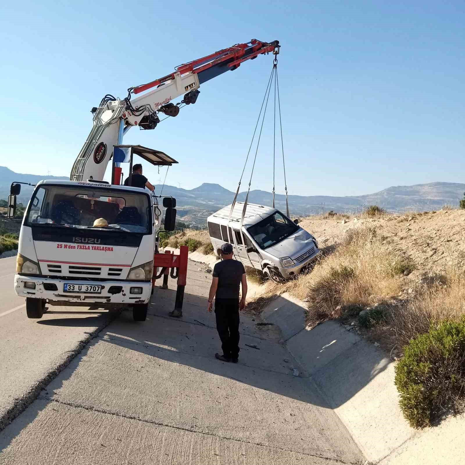 levhaya-carpip-yoldan-cikan-aractakiler-yara-almadan-kurtuldu