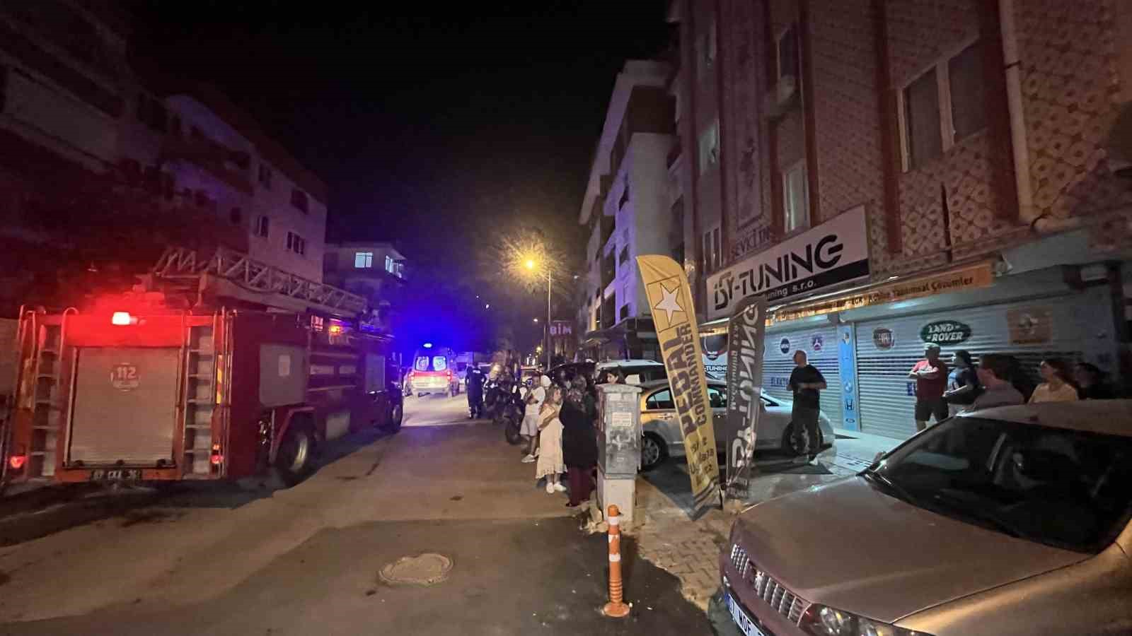 kentsel-donusumdeki-apartmanda-cikan-yangin-mahalleliyi-sokaga-doktu