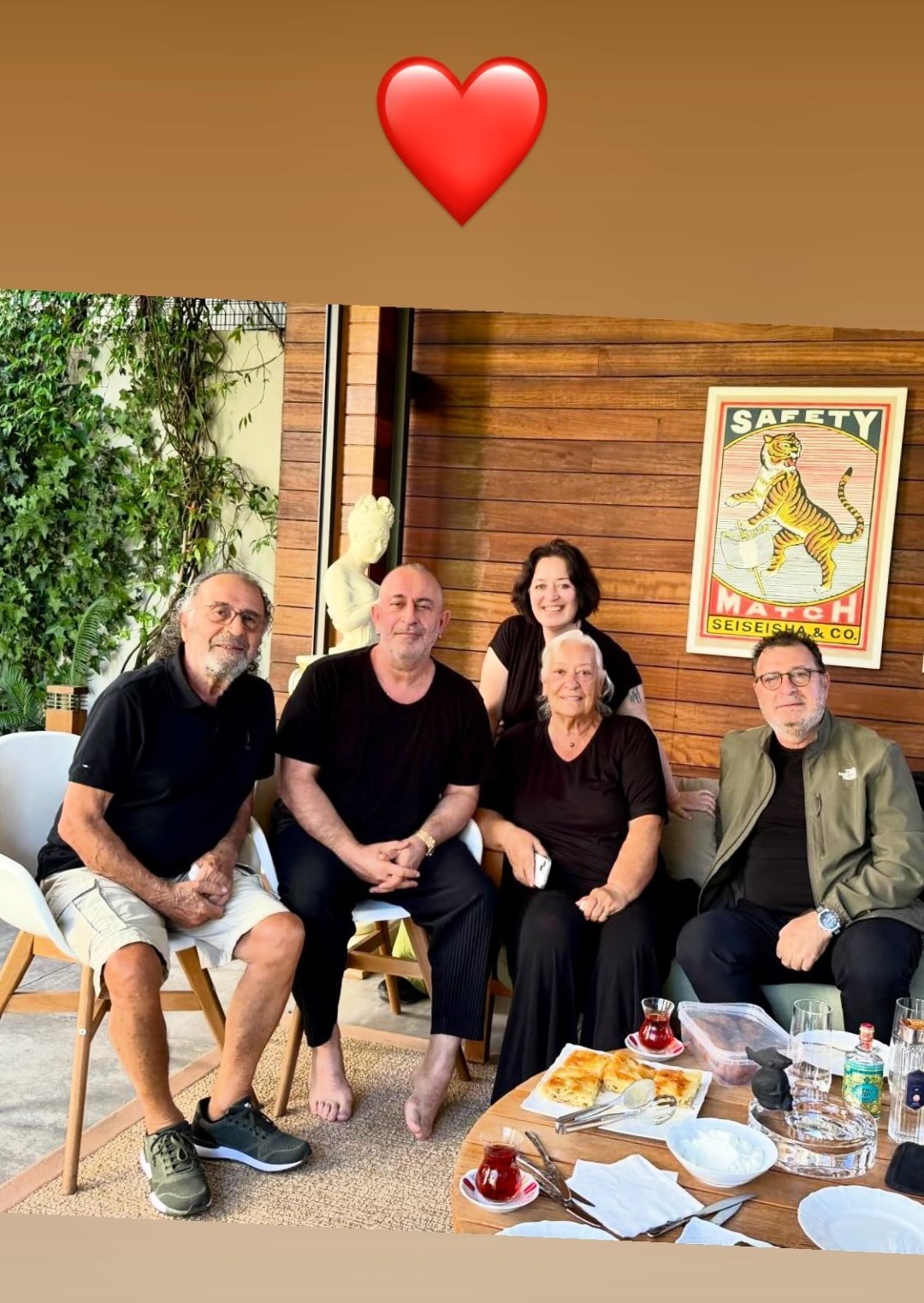 kalp-krizi-geciren-cem-yilmaz-dan-mutlu-aile-fotografi