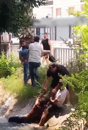 bogulmak-uzere-olan-cocugu-vatandaslar-son-anda-kurtardi