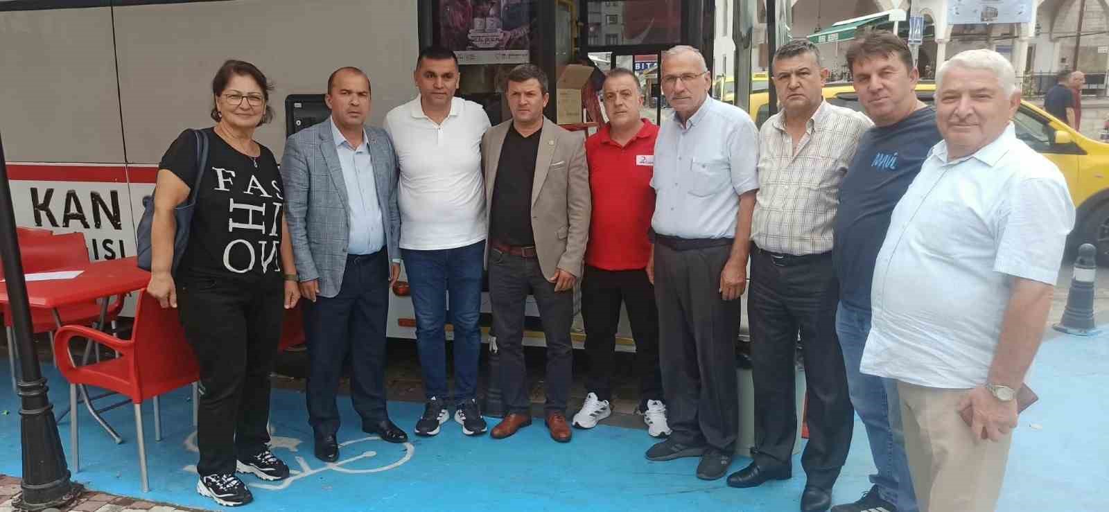 devrekli-muhtarlardan-kizilay-a-kan-bagisi