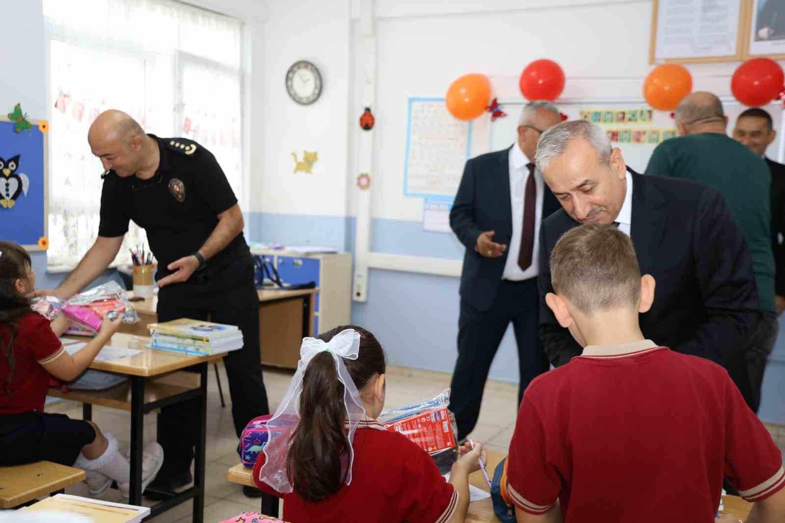 polis-emeklileri-derneginden-ogrencilere-okula-baslangic-seti-destegi