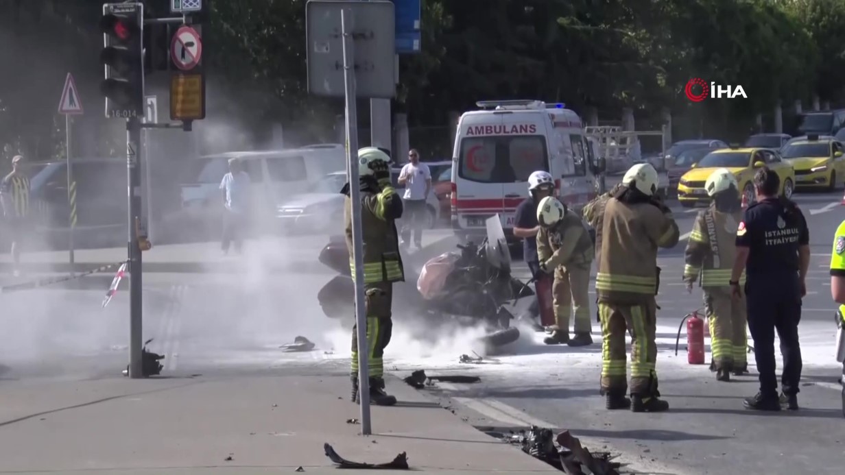 kagithane-de-ambulans-ile-motosiklet-carpisti-4-yarali