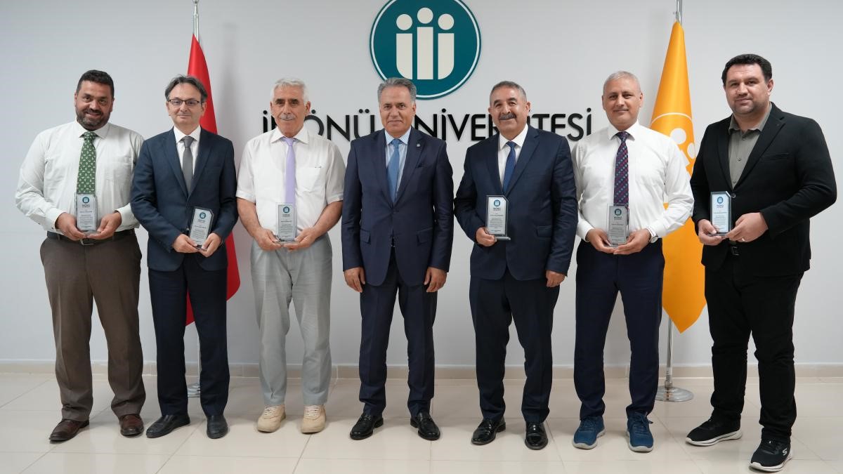 inonu-universitesinde-basarili-akademisyenlere-arastirma-performansi-plaketi
