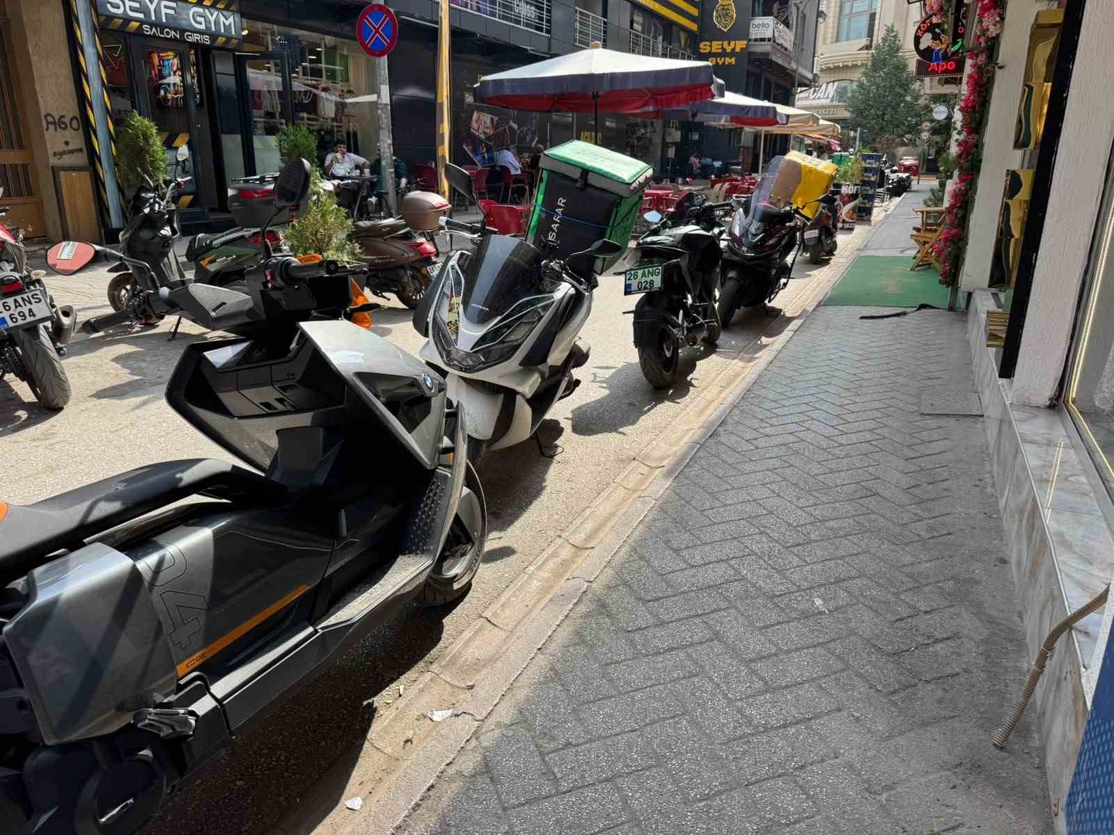 trafige-kapali-motosikler-parkina-acik-sokak