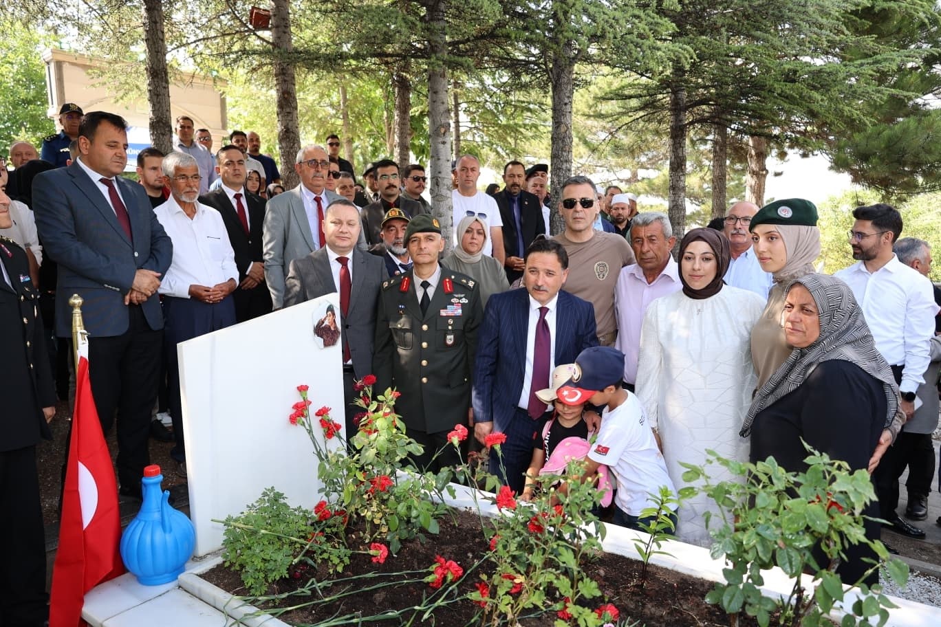 bunyanli-15-temmuz-sehidi-cennet-yigit-kabri-basinda-anildi