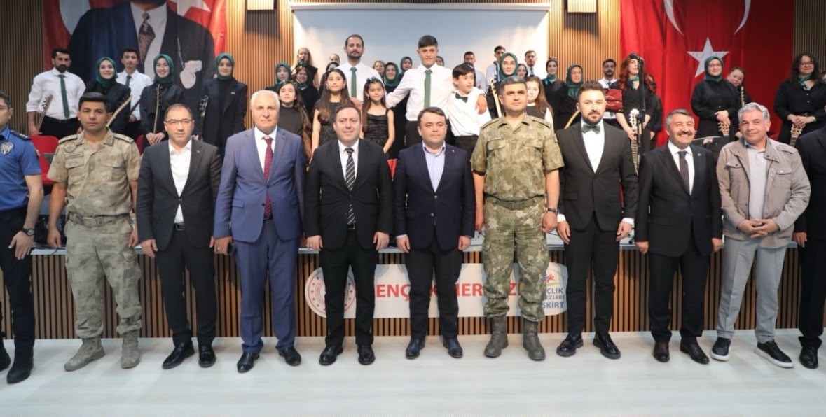 eleskirt-te-genclik-konseri-ve-el-sanatlari-sergisi-duzenlendi